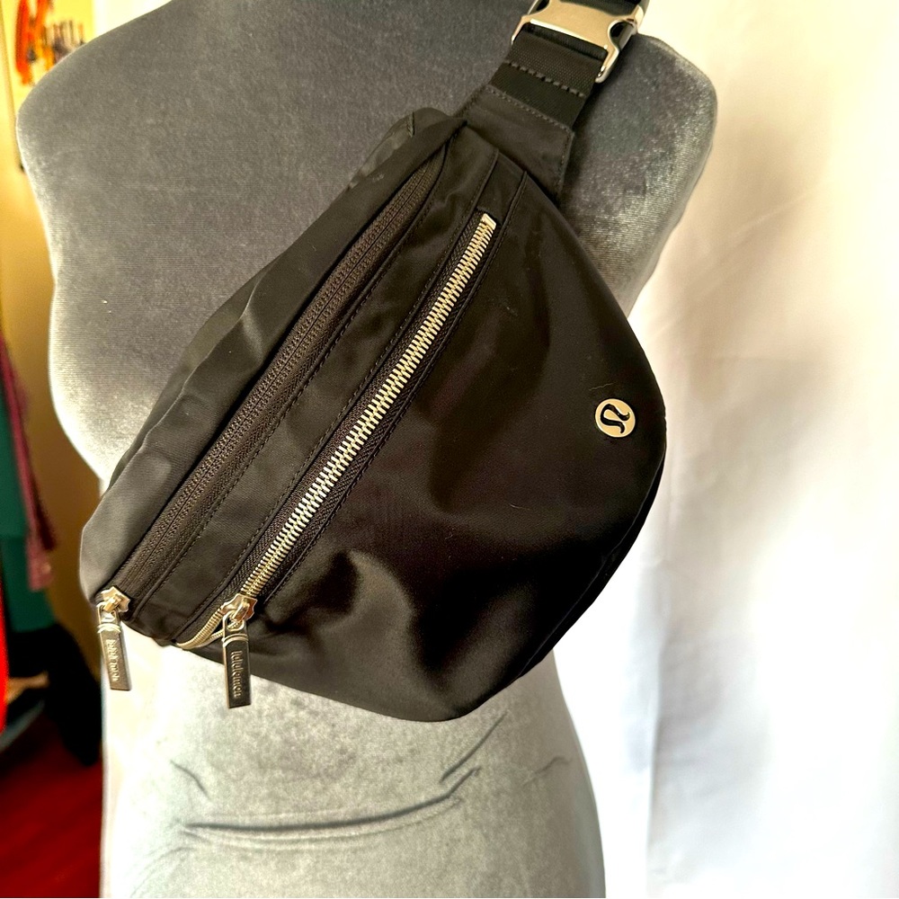 Lululemon fanny pack, travel bag, belt bag.